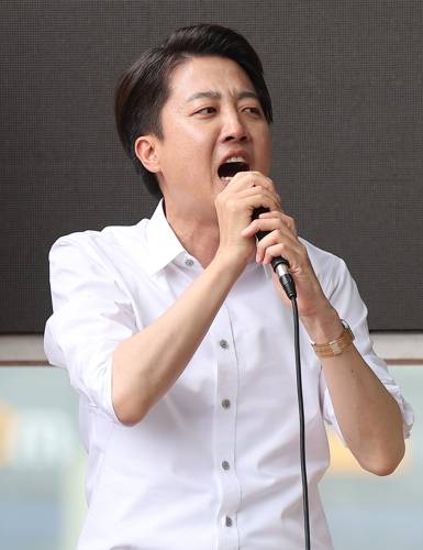 영남대서 막판 유세하는 이준석 후보 (경산=연합뉴스) 윤관식 기자 = 개혁신당 이준석 대선 후보가 2일 경북 경산시 영남대학교 앞에서 시민들에게 지지를 호소하고 있다. 2025.6.2 psik@yna.co.kr <저작권자(c) 연합뉴스, 무단 전재-재배포, AI 학습 및 활용 금지>