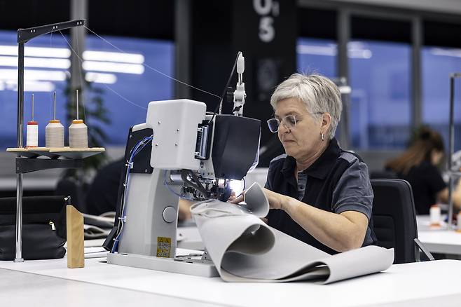 '마누팍투어 스튜디오'에서 작업자가 가죽을 재단하고 있다. 메르세데스-벤츠 제공.