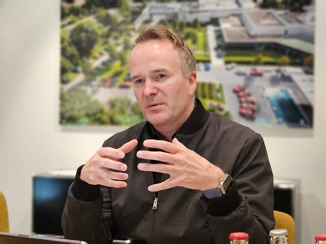 취재진과 인터뷰 나누는 S-클래스 책임 엔지니어 올리버 뢰커 박사. 김주영 기자 촬영.