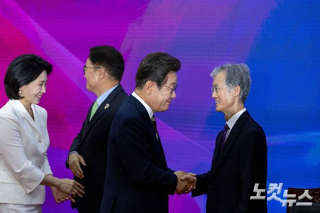 이재명 대통령이 6월4일 국회 본청 로텐더홀에서 열린 제21대 대통령 취임선서 행사에서 조희대 대법원장(오른쪽)과 인사를 나누고 있다. 윤창원 기자