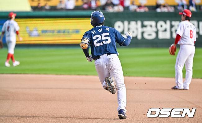 [OSEN=인천, 박준형 기자] 22일 인천 SSG랜더스필드에서 2023 KBO 준플레이오프 SSG 랜더스와 NC 다이노스의 경기가 열렸다.8회초 1사 1루 NC 대타 김성욱이 선취 2점 홈런을 날리고 베이스를 돌고 있다.   2023.10.22  / soul1014@osen.co.kr