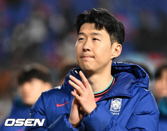 [OSEN=수원, 이대선 기자] 홍명보호가 이번에도 승리하지 못했다. 요르단과 아쉬운 무승부를 거두면서 3경기 연속 승점 1점을 추가하는 데&nbsp;만족해야 했다.홍명보 감독이&nbsp;이끄는 대한민국 축구대표팀은 25일 오후 8시 수원월드컵경기장에서 열린 2026 국제축구연맹(FIFA) 북중미 월드컵 아시아지역 3차 예선 B조 8차전에서 요르단과 1-1로 비겼다.경기 종료 후 한국 손흥민이 관중석을 향해 인사를 하고 있다. 2025.03.25 /sunday@osen.co.kr