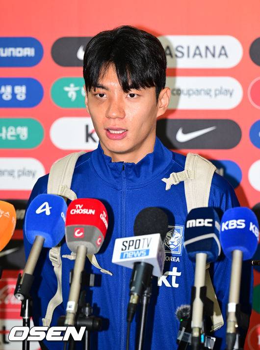 [OSEN=인천공항, 김성락 기자] 대한민국 축구 국가대표팀이 6일 오전 3시 15분(한국시간) 이라크와&nbsp;2026 국제축구연맹(FIFA) 북중미 월드컵 아시아 3차 예선 B조 경기를 치르기 위해 이라크 원정 출국길에 올랐다.한국은 B조에서 선두(4승 4무, 승점 16)를 달리고 있다. 2위는&nbsp;요르단(승점 13), 3위는 이라크(승점 12). 홍명보호는 남은 2경기에서 승점 1만 추가하면 11회 연속 본선 진출을 확정한다.축구대표팀 전진우가 취재진의 질문에 대답하고 있다. 2025.06.02 / ksl0919@osen.co.kr