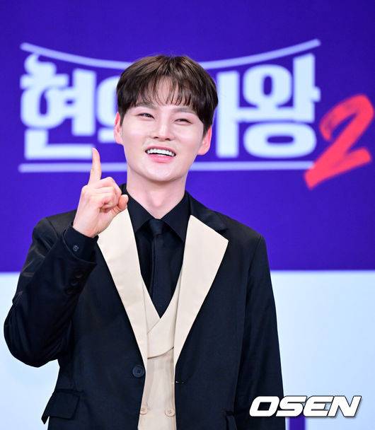 [OSEN=최규한 기자] 12일 오후 서울 상암동 누리꿈스퀘어 비즈니스타워에서 MBN '현역가왕2' 종영기념 기자간담회가 열렸다.'현역가왕2’는 박서진이 총점&nbsp;4574점을 기록하며 최종 우승을 차지했다. 이어 진해성-에녹-신승태-김준수-최수호-강문경이 차례로 톱7을 완성했다.&nbsp;가수 박서진이 포토타임을 하고 있다. 2025.03.12 / dreamer@osen.co.kr