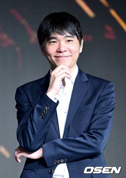 [OSEN=최규한 기자] 29일 오전 서울 마포동 호텔나루 엠갤러리에서 넷플릭스 ‘데블스 플랜: 데스룸’ 제작발표회가 열렸다. ‘데블스 플랜: 데스룸’은 다양한 직업군의 플레이어가 7일간 합숙하며 최고의 브레인을 가리는 두뇌 서바이벌 게임이다.전 바둑기사 이세돌이 포토타임을 하고 있다. 2025.04.29 / dreamer@osen.co.kr