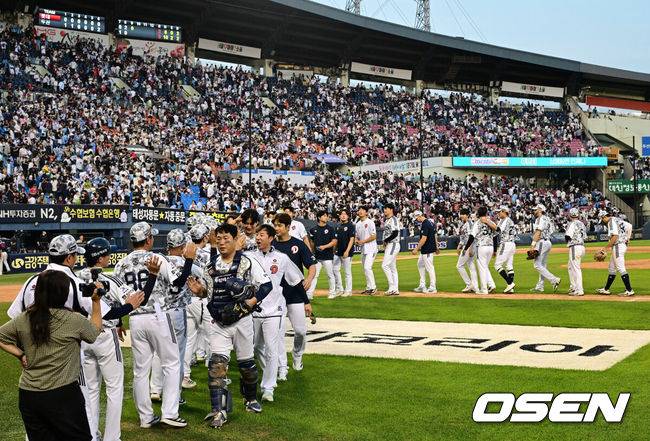 [OSEN=잠실, 지형준 기자] 프로야구 두산 베어스가 6일 서울 잠실구장에서 열린 2025 신한 SOL뱅크 KBO리그 롯데 자이언츠와의 시즌 7차전에서 5-2로 승리했다.9위 두산은 5월 14일 대전 한화 이글스전 이후 23일 만에 2연승에 성공하며 시즌 25승 3무 34패를 기록했다. 반면 최근 3연패, 원정 4연패 수렁에 빠진 롯데는 32승 3무 28패 4위로 떨어졌다.&nbsp;두산 선수단이 승리 하이파이브를 하고 있다. 2025.06.06 /jpnews@osen.co.kr