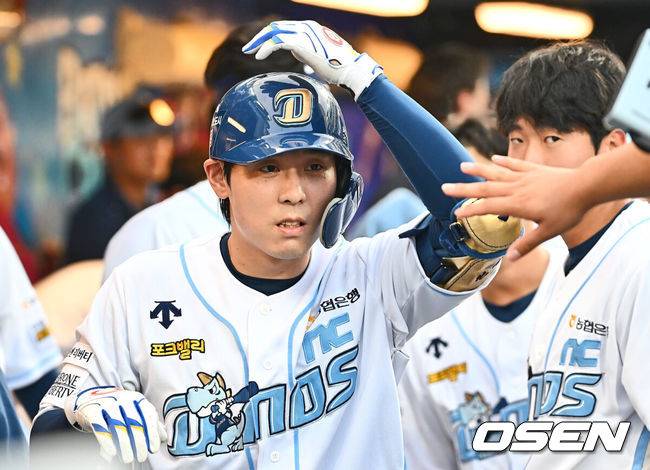 [OSEN=창원, 이석우 기자] 25일 창원NC파크에서 2024 신한 SOL 뱅크 KBO 리그 NC 다이노스와 KIA 타이거즈의 경기가 열렸다. 홈팀 NC는 요키시가 선발 출전하고 방문팀 KIA는 황동하가 선발 출전했다. NC 다이노스 김성욱이 2회말 2사 좌월 솔로 홈런을 치고 하이파이브를 하고 있다. 2024.08.25 / foto0307@osen.co.kr