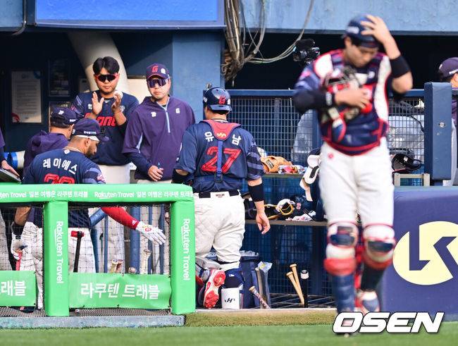 [OSEN=잠실, 박준형 기자] 7일 오후 서울 잠실구장에서 ‘2025 신한 SOL BANK KBO리그’ 두산 베어스와 롯데 자이언츠의 경기가 진행됐다.이날 두산은 최승용을 롯데는 이민석을 선발투수로 내세웠다.4회말 1사 1,3루 롯데 유강남이 교체아웃되고 있다.  2025.06.07 / soul1014@osen.co.kr
