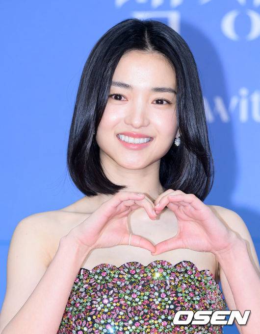 [OSEN=이대선 기자] 5일 오후 서울 강남구 코엑스 D홀에서 ‘제61회 백상예술대상 with 구찌’ 레드카펫 행사가 열렸다.방송·영화·연극을 아우르는 국내 유일무이 종합 예술 시상식 ‘제61회 백상예술대상 with 구찌’는 JTBC·JTBC2·JTBC4에서 동시 생중계, 프리즘·네이버TV·치지직에서 디지털 생중계된다.배우 김태리가 레드카펫을 밟고 있다. 2025.05.05 /sunday@osen.co.kr