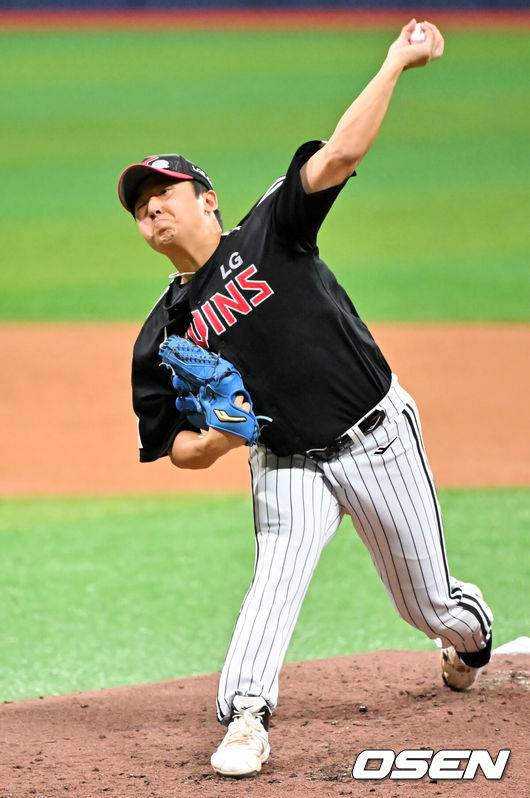 [OSEN=고척, 민경훈 기자] 8일 오후 서울 고척스카이돔에서 2025 신한 SOL Bank KBO리그 키움 히어로즈와 LG 트윈스의 경기가 열렸다.키움은 정현우, LG는 송승기를 선발 투수로 내세웠다.LG 선발 송승기가 마운드 위에서 힘차게 공을 뿌리고 있다. 2025.06.08 /rumi@osen.co.kr