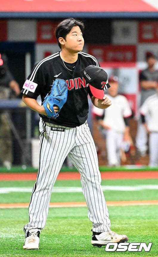 [OSEN=고척, 민경훈 기자] 8일 오후 서울 고척스카이돔에서 2025 신한 SOL Bank KBO리그 키움 히어로즈와 LG 트윈스의 경기가 열렸다.키움은 정현우, LG는 송승기를 선발 투수로 내세웠다.6회말 2사 LG 선발 송승기가 키움 이주형에게 몸에 맞는 볼을 던진 후 사과 인사를 하고 있다. 2025.06.08 /rumi@osen.co.kr