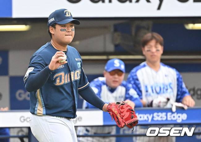[OSEN=대구, 이석우 기자] 7일 대구삼성라이온즈파크에서 2025 신한 SOL 뱅크 KBO 리그 삼성 라이온즈와 NC 다이노스의 경기가 열렸다. 홈팀 삼성은 레예스가, 방문팀 NC는 신민혁이 선발 출전했다. NC 다이노스 신민혁이 2회말 1사 만루 삼성 라이온즈 이재현의 좌익수 희생플라이때 1실점하고 아쉬워하고 있다. 2025.06.07 / foto0307@osen.co.kr