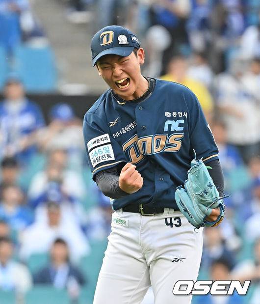 [OSEN=대구, 이석우 기자] 8일 대구삼성라이온즈파크에서 2025 신한 SOL 뱅크 KBO 리그 삼성 라이온즈와 NC 다이노스의 경기가 열렸다. 홈팀 삼성은 후라도가, 방문팀 NC는 신영우가 선발 출전했다. NC 다이노스 선발 투수 신영우가 5회말 2사 2루 삼성 라이온즈 이성규를 삼진으로 잡고 포효하고 있다. 2025.06.08 / foto0307@osen.co.kr