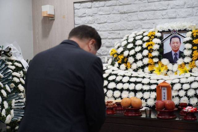 ▲6월 8일 우원식 국회의장이 고 김충현 씨 빈소를 방문해 조문하는 모습. ⓒ태안화력김충현비정규직노동자사망사고대책위