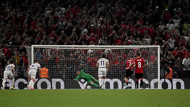 알바니아 레이 마나이의 페널티킥이 세르비아 골키퍼 조르제 페트로비치에게 막히는 순간. (사진=AFP)