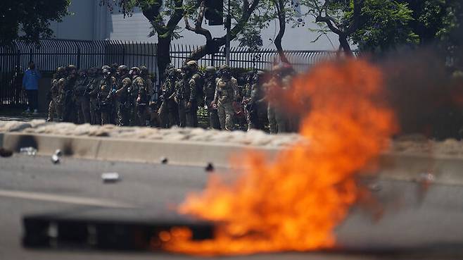 7일(현지시간) LA 이민 단속 반대 시위 현장 투입된 요원들.