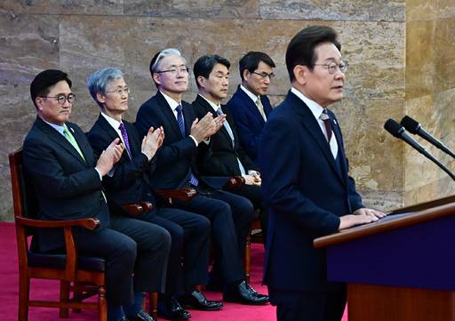 4일 이재명 대통령이 서울 여의도 국회에서 취임선서식을 하는 동안 5부 요인인 우원식 국회의장(왼쪽부터), 조희대 대법원장, 김형두 헌법재판소장 권한대행, 이주호 전 대통령 권한대행 부총리 겸 교육부 장관, 노태악 중앙선거관리위원장 이 앉아 있다.연합뉴스