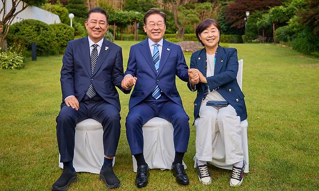 이재명 대통령이 지난 7일 서울 한남동 관저에서 더불어민주당 지도부 초청 만찬에 참석한 김병기, 서영교 의원과 기념촬영을 하고 있다. 연합뉴스