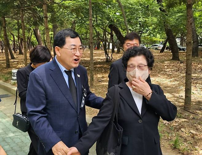 주낙영(왼쪽) 경주시장이 6일 경주 황성공원에서 열린 제70회 현충일 추념식 후 유가족과 인사를 나누며 감사의 뜻을 전하고 있다.