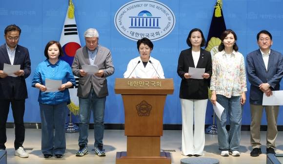 조국혁신당 김선민 당 대표 권한대행을 비롯한 의원들이 8일 서울 여의도 국회 소통관에서 “헌법 제84조에 따라 법원은 이재명 대통령에 대한 재판을 즉각 중단해야 한다”며 회견하고 있다. 2025.6.8. 연합뉴스