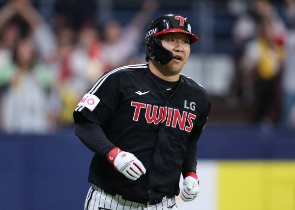 LG 트윈스 문보경이 8일 서울 고척스카이돔에서 열린 2025 KBO리그 정규시즌 키움 히어로즈와의 원정 경기에서 홈런을 친 뒤 기뻐하고 있다. 뉴시스