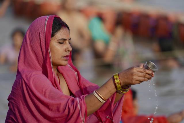 갠지스 강에서 아침 의식을 치르는 인도 여성. AP연합뉴