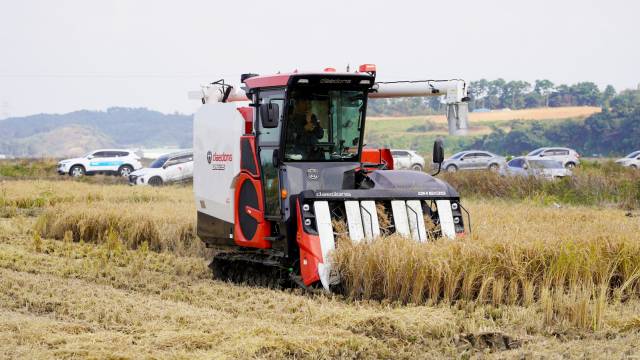 대동의 자율주행 콤바인. 사진 제공=대동