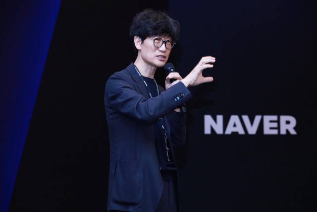 이해진 네이버 의장이 5일(현지 시간) 미 캘리포니아주 팰로앨토 포시즌스호텔에서 열린 네이버 벤처스 네트워킹 행사에서 기조연설하고 있다. 사진 제공=네이버