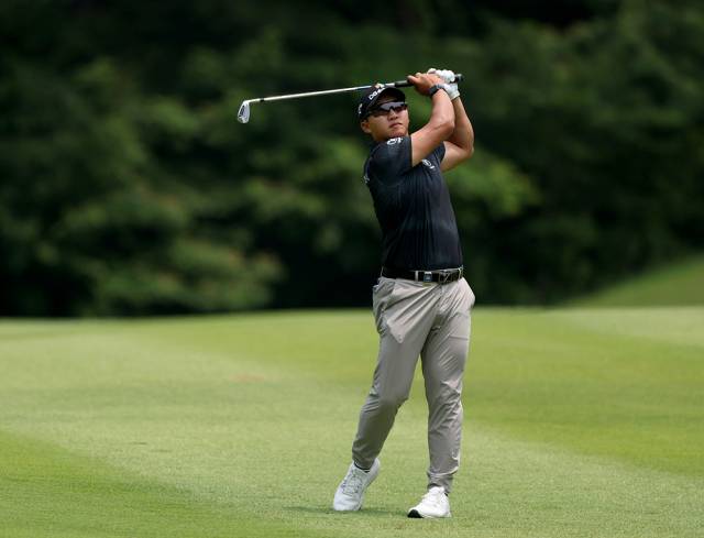 최종 라운드 8번 홀에서 아이언 샷하는 김홍택. 사진 제공=KPGA