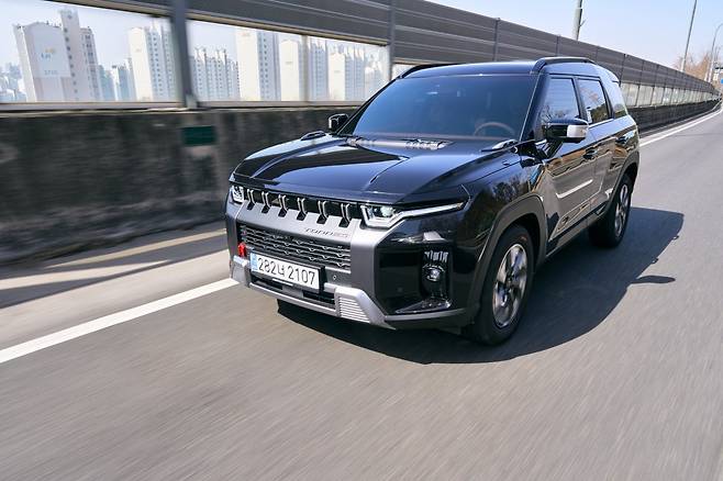 토레스 하이브리드는 하이브리드 전용 e-DHT 시스템과 EV 모드 94% 구현으로 정숙하고 효휼적인 주행이 가능하다. 사진제공|KGM