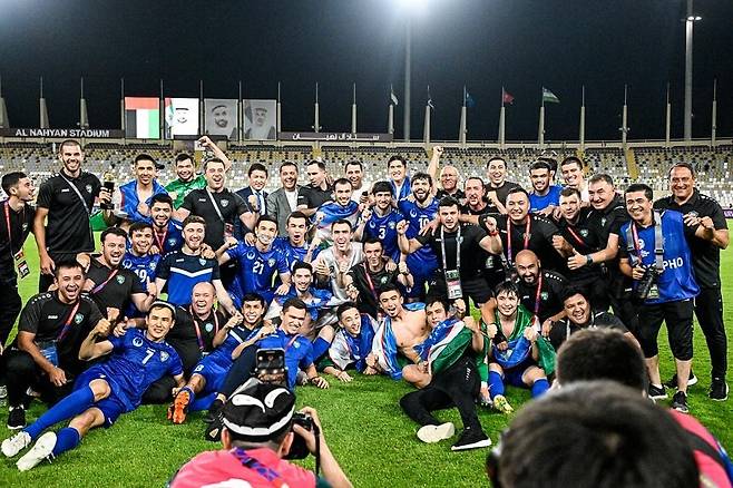 우즈베키스탄 선수들이 6일(한국시간) 아랍에미리트(UAE)와 2026북중미월드컵 아시아 최종예선 A조 9차전 원정경기에서 0-0으로 비겨 자국 역사상 최초 월드컵 본선 진출을 확정한 뒤 기념촬영을 하고 있다. 사진출처｜우즈베키스탄축구협회 페이스북