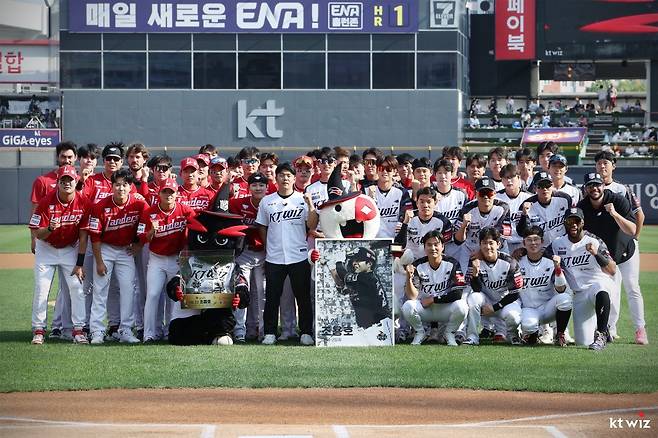 지난 시즌을 끝으로 그라운드를 떠난 KT 조용호가 8일 수원KT위즈파크에서 열린 은퇴식에서 전 소속팀인 SSG 선수들과도 함께 기념사진 촬영에 나섰다. 사진제공|KT 위즈