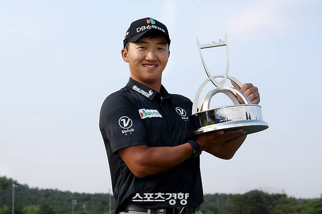 김홍택이 8일 부산 기장 아시아드CC에서 열린 KPGA투어 백송홀딩스 아시아드CC 부산오픈 최종라운드에서 우승한뒤 트로피를 들고 활짝 웃고 있다. ｜KPGA 제공