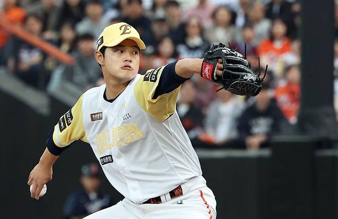 ▲ 올 시즌 위력적인 구위는 물론 완급 조절 능력까지 갖춰가며 희망적인 모습을 보여준 문동주 ⓒ연합뉴스