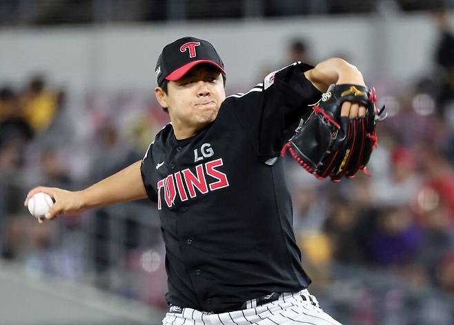 ▲ LG 장현식이 7일 1군에 복귀했다. 27일 만의 1군 경기에서 13구로 1이닝 무실점을 기록했다. 단 당분간은 연투 없이 적어도 하루씩 쉬고 등판할 예정이다. ⓒ연합뉴스