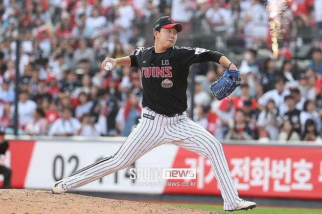 ▲ LG 유영찬. 1일 시즌 첫 등판에 나서 무실점을 기록한 뒤 5일에는 1⅔이닝 무실점 세이브를 달성했다. 유영찬 역시 당분간은 이틀 연투 없이 관리를 받는다. ⓒ곽혜미 기자