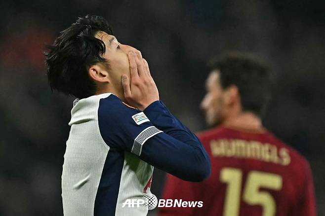 슈팅 기회를 놓친 뒤 아쉬워하고 있는 토트넘 주장 손흥민(가운데). /AFPBBNews=뉴스1