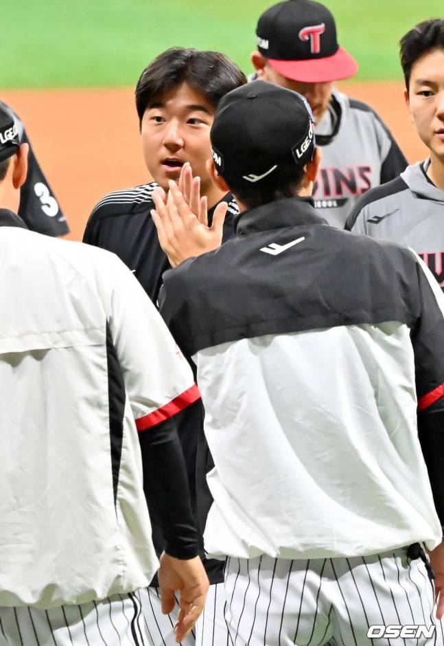 LG 송승기가 8일 고척 키움전을 승리로 이끈 뒤 동료들과 하이파이브를 하고 있다.