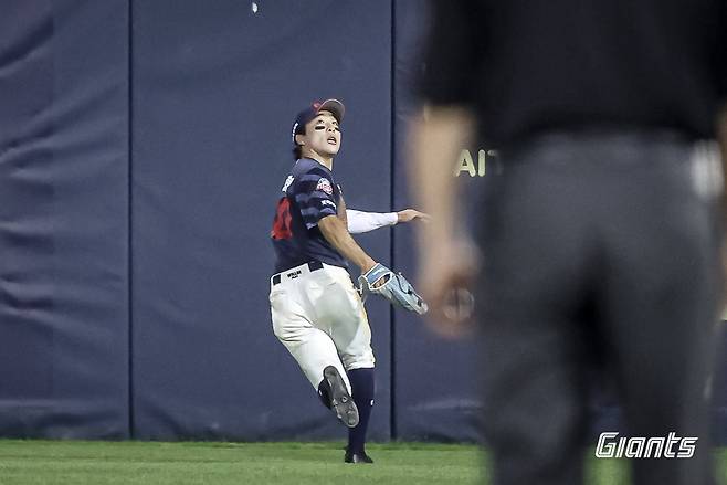 공을 쫓아가는 김동혁. /사진=롯데 자이언츠
