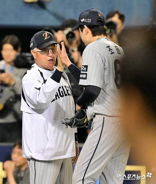 28일 오후 서울 송파구 잠실야구장에서 열린 '2025 신한 SOL Bank KBO리그' 한화 이글스와 LG 트윈스의 경기, 한화가 연장 11회 채은성의 결승 투런포에 힘입어 LG에 6:5 승리를 거뒀다.  이날 경기에서 승리한 한화 김경문 감독이 선수들과 하이파이브를 하고 있다. 엑스포츠뉴스 DB