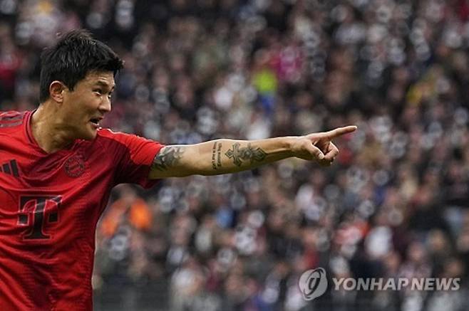 김민재가 소속팀인 독일 최고 명문 바이에른 뮌헨에서 이적 대상으로 분류된 가운데 이강인이 뛰고 있는 파리 생제르맹(PSG)이 김민재 에이전트와 면담한 것으로 알려져 귀추가 주목된다. 김민재는 PSG에서 리그1 우승까지 일궈내면 유럽 5대 빅리그에서 아시아 선수 최초로 3개 리그 우승을 거머쥔 선수가 된다. 연합뉴스