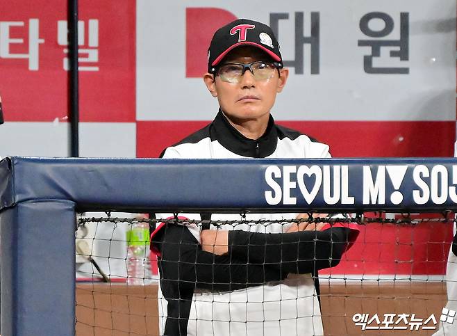 7일 오후 서울 구로구 고척스카이돔에서 열린 '2025 신한 SOL Bank KBO리그' LG 트윈스와 키움 히어로즈의 경기, LG 염경엽 감독이 경기를 지켜보고 있다. 엑스포츠뉴스DB