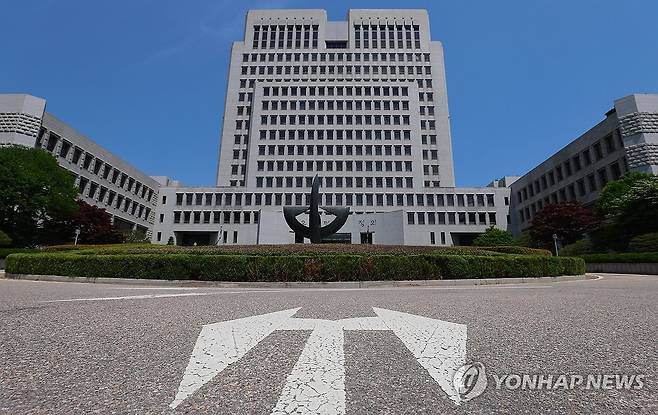 조희대, 대법관 증원법에 "공론장 마련 희망…국회와 협의" (서울=연합뉴스) 김도훈 기자 = 조희대 대법원장은 5일 출근길에서 대법관 증원과 관련해 "대법관 증원법'과 관련해 "공론의 장이 마련되길 희망하고 있다"며 "헌법과 법률이 예정하고 있는 대법원의 본래 기능이 무엇인지, 국민을 위해 가장 바람직한 개편 방향이 무엇인지를 계속 국회에 설명하고 협조할 필요가 있다고 생각한다"고 밝혔다. 
    대법관 수를 14명에서 30명으로 늘리는 내용의 법원조직법 개정안이 4일 국회 법사위 법안심사소위원회를 통과했다. 
    사진은 5일 서울 서초구 대법원 청사 모습. 2025.6.5 superdoo82@yna.co.kr