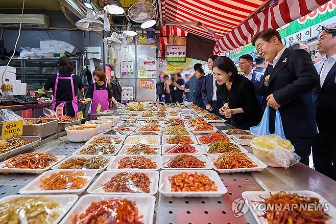 이재명 대통령 부부 전통시장 방문 (서울=연합뉴스) 이재명 대통령과 김혜경 여사가 6일 서울 동작구 남성시장을 방문해 상인과 인사하고 있다. 2025.6.6 [대통령실 제공. 재판매 및 DB 금지] photo@yna.co.kr
