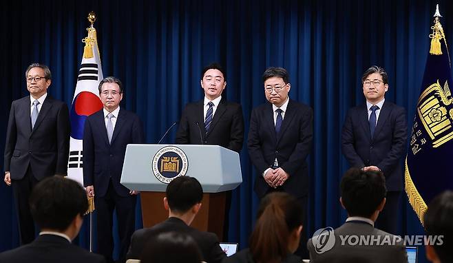 강훈식 비서실장, 대통령실 1차 인선 발표 (서울=연합뉴스) 홍해인 기자 = 강훈식 대통령 비서실장(가운데)이 6일 서울 용산 대통령실 청사에서 대통령실 1차 인선을 발표하고 있다.
    왼쪽부터 문진영 사회수석비서관, 김용범 정책실장, 강 비서실장, 하준경 경제성장수석, 류덕현 재정기획보좌관. 2025.6.6 hihong@yna.co.kr