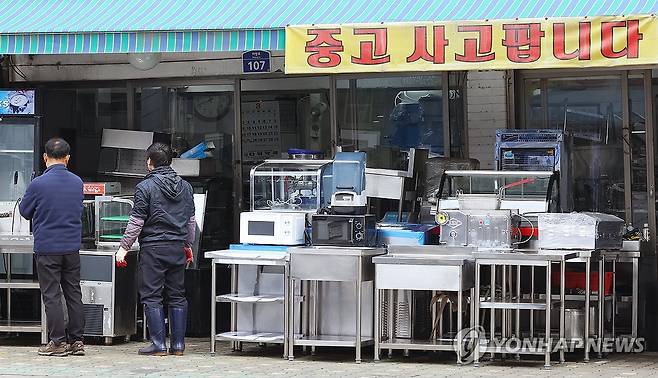 '코로나때보다 힘들어'…자영업자 두달새 20만명 폐업 (서울=연합뉴스) 진연수 기자 = 내수 침체가 장기화하면서 자영업자가 최근 두 달간 20만명 넘게 줄었다. 국내 자영업자 수는 코로나 사태 당시 수준인 550만명으로 국제통화기금(IMF) 외환위기 당시인 1997년보다 적다. 10일 통계청에 따르면 지난 1월 자영업자 수는 550만명으로 집계됐다. 이는 엔데믹(풍토병으로 굳어진 감염병)을 앞둔 지난 2023년 1월 이후 가장 적은 것이다.
    사진은 10일 서울 중구 황학동 주방거리의 중고주방 가구 매장 모습. 2025.3.10 jin90@yna.co.kr