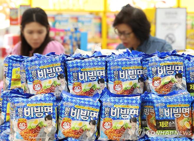 가격 오르는 팔도비빔면 (서울=연합뉴스) 김성민 기자 = 팔도가 14일부터 라면과 음료 가격을 인상한다. 
    사진은 7일 서울 한 대형마트에 팔도비빔면이 진열돼 있다. 2025.4.7 ksm7976@yna.co.kr