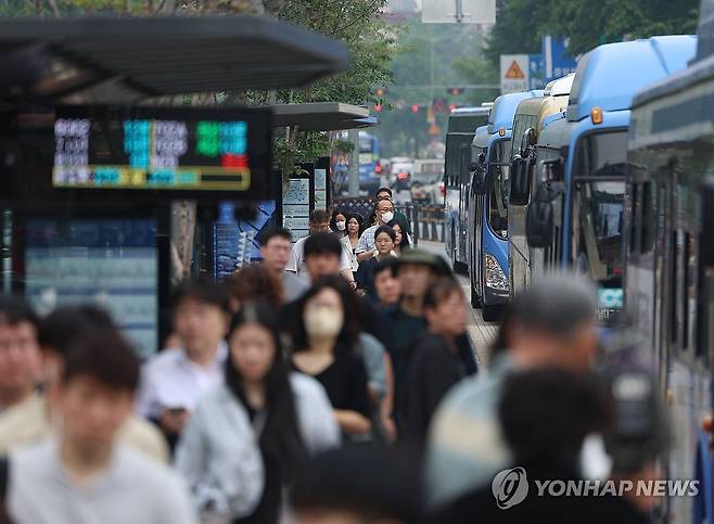 서울 종로구 광화문역 버스정류장 [연합뉴스 자료사진] 2025.5.28