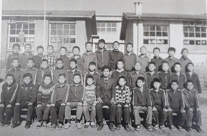 이재명 대통령 국민학교 졸업사진(맨 뒷줄 왼쪽 5번째) [박병기 선생님 제공, 재판매 및 DB 금지]