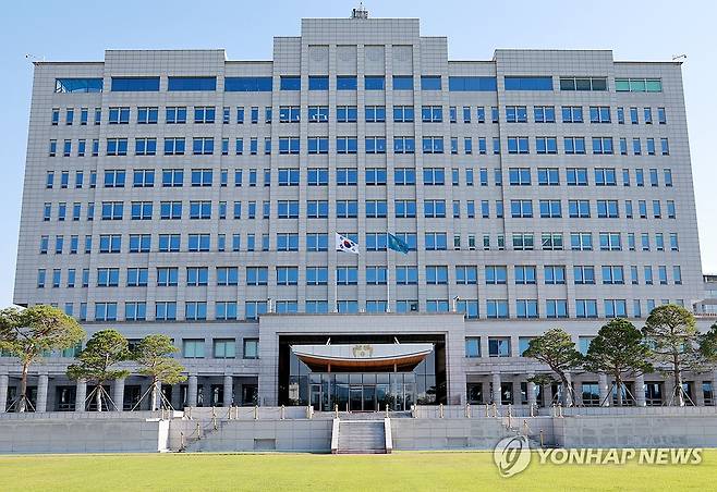 대통령실 (서울=연합뉴스) 홍해인 기자 = 21대 이재명 대통령 임기가 시작된 4일 서울 용산 대통령실 청사에 봉황기가 게양돼 있다. 2025.6.4 hihong@yna.co.kr